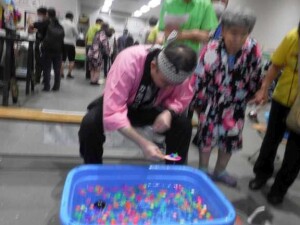 夏祭り04金魚すくい